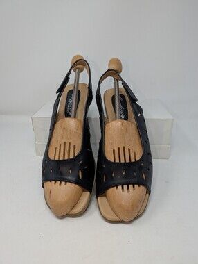 Comfort Ease Black Adjustable Strappy Sandals Size 8.5W GUCPre-owned good cond